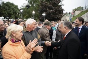 Orbán idősekkel és nyugdíjasokkal