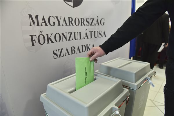 Szabadkai szavazás zöld borítékban