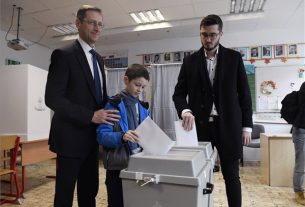 Varga Mihály szavaz a fiával 2022-es választások