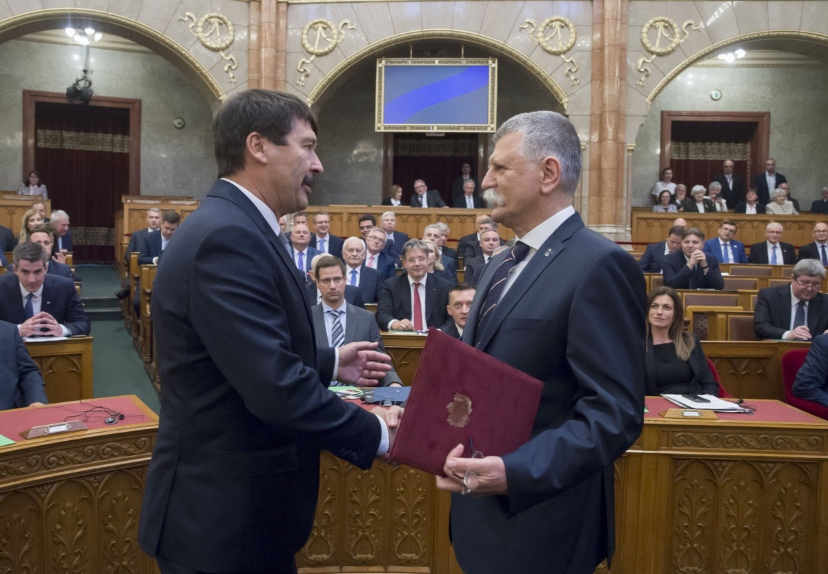 Kövér László megválasztott házelnök fogadja Áder János köztársasági elnök gratulációját az Országgyűlés alakuló ülésén a Parlamentben 2022. május 2-án. Az egyedüli jelöltre érvényes szavazatot 183 képviselő adott le, közülük 170-en igennel, 13-an nemmel szavaztak. MTI/Koszticsák Szilárd