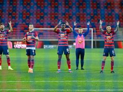 A székesfehérvári játékosok megköszönik a szurkolást a labdarúgó OTP Bank Liga 31. fordulójában játszott MOL Fehérvár FC - Budapest Honvéd mérkőzés után a székesfehérvári Mol Aréna Sóstó stadionban 2022. május 3-án. A MOL Fehérvár FC 2-0-ra győzött. MTI/Vasvári Tamás
