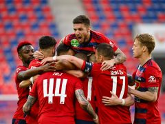 A székesfehérvári játkosok gólöröme a labdarúgó OTP Bank Liga 31. fordulójában játszott MOL Fehérvár FC - Budapest Honvéd mérkőzésen a székesfehérvári Mol Aréna Sóstó stadionban 2022. május 3-án. MTI/Vasvári Tamás