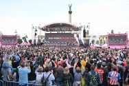 Az Eolo-Kometa Cycling Team csapat tagjai a Budapestről rajtoló Giro d'Italia országúti kerékpáros körverseny csapatbemutatóján a Hősök terén 2022. május 4-én. A grandiózus nyitóeseményre zsúfolásig megtelt a tér, ahová mintegy háromezer néző látogatott ki, közülük sokan az olasz körverseny jellegzetes színét, a rózsaszínt viselték. MTI/Illyés Tibor