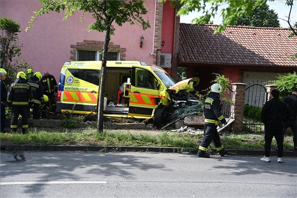 Mentőautóval ütközött egy személygépkocsi Budapesten