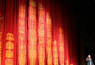 Felavatták a Nemzeti Színház új díszfüggönyét